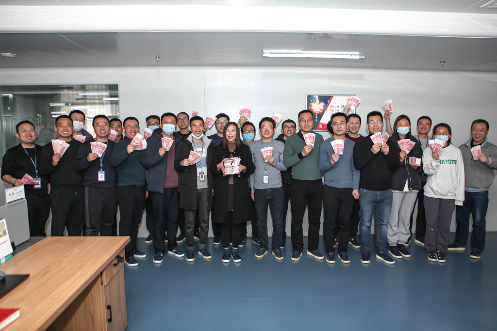 今年会微电经营班子为员工发放“开年红包”